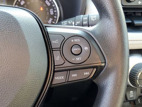 Used 2020 Toyota RAV4 XLE FWD image 21