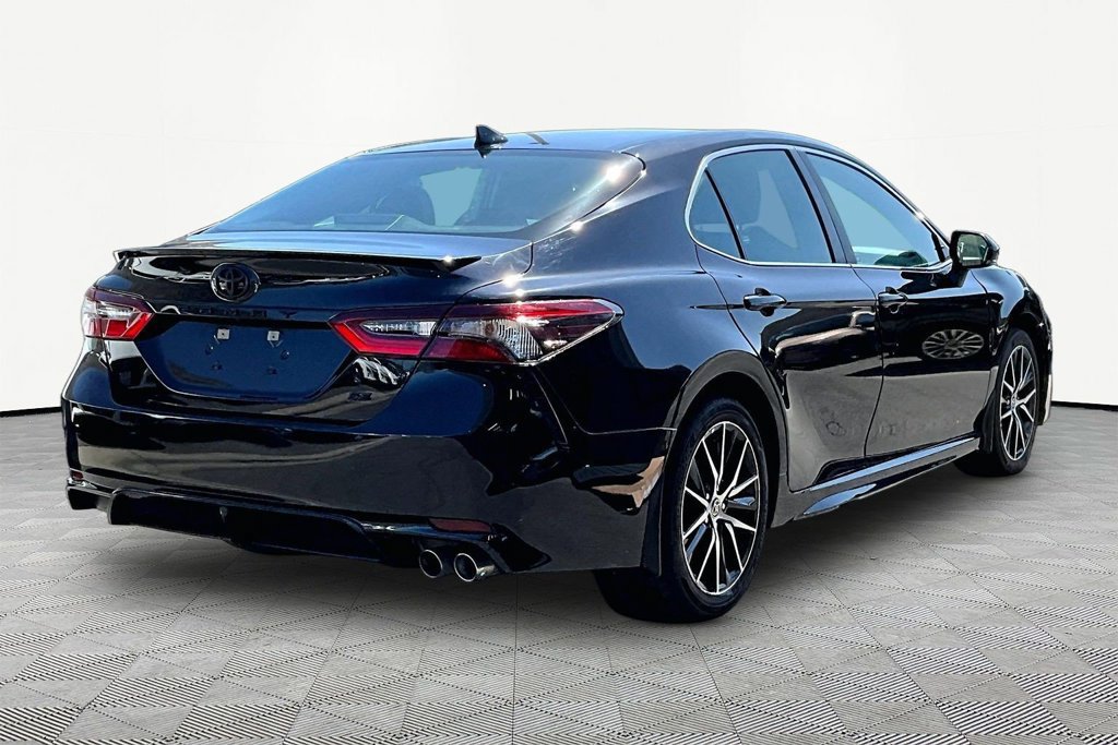 Used 2023 Toyota Camry SE FWD image 3