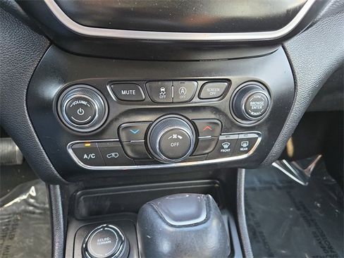 Used 2021 Jeep Cherokee Latitude Lux image 30