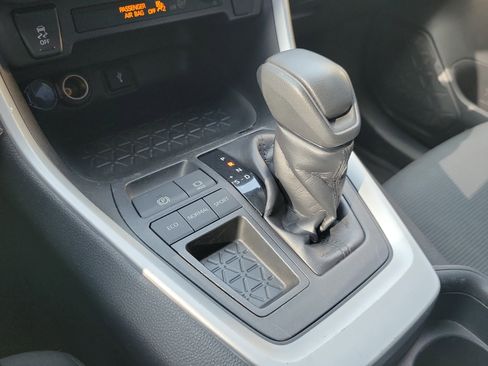 Used 2020 Toyota RAV4 LE FWD image 28