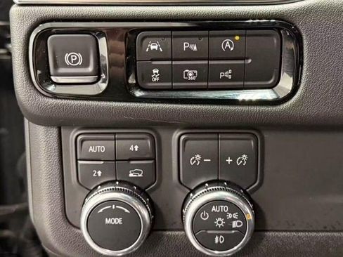 Used 2025 GMC Yukon Denali AWD/4WD image 32