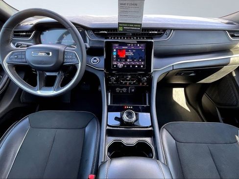 Used 2025 Jeep Grand Cherokee Altitude image 8