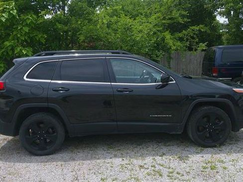 Used 2015 Jeep Cherokee Latitude w/ Cold Weather Group AWD/4WD image 12