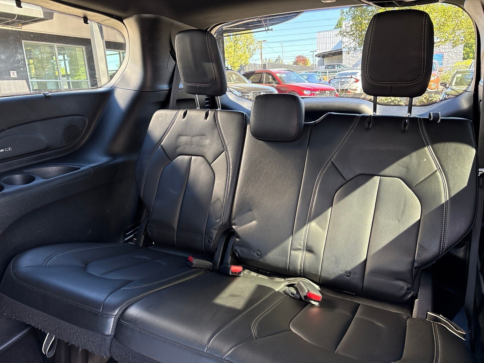 Used 2018 Chrysler Pacifica Touring-L w/ Premium Audio Group FWD image 11