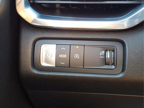 Used 2025 GMC Acadia Elevation image 17