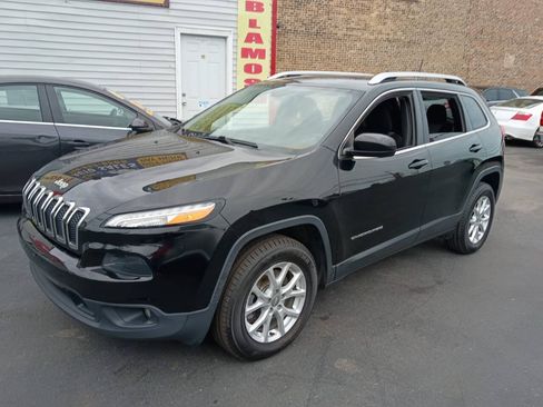 Used 2018 Jeep Cherokee Latitude w/ Cold Weather Group AWD/4WD image 1