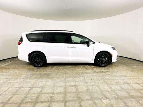 Used 2025 Chrysler Pacifica Premium FWD image 10
