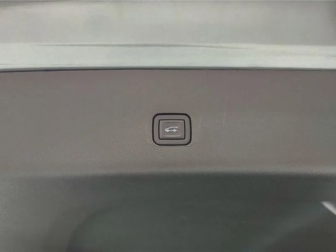 Used 2023 Chevrolet Traverse LT w/ LT Premium Package image 22