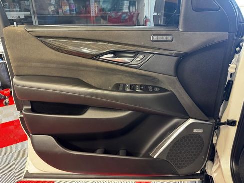 Used 2018 Cadillac Escalade ESV Platinum AWD/4WD image 22