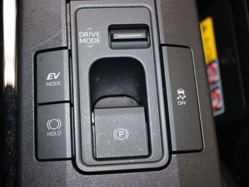 Used 2024 Toyota Prius XLE FWD image 25