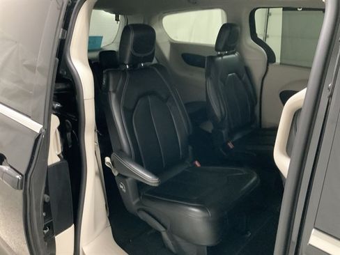 Used 2023 Chrysler Pacifica Touring-L FWD image 18