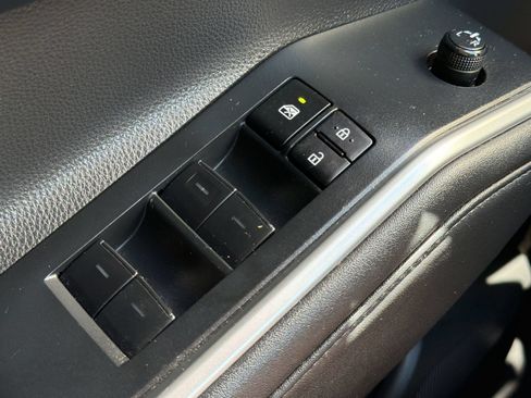 Used 2023 Toyota Highlander XLE FWD image 29