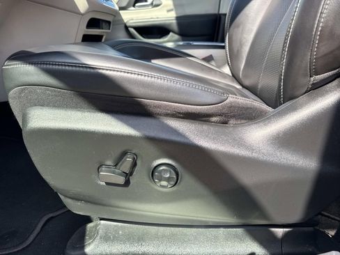 Used 2023 Chrysler Pacifica Touring-L FWD image 18