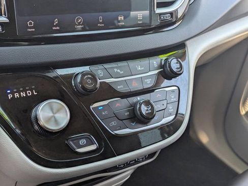 Used 2024 Chrysler Pacifica Touring-L FWD image 27