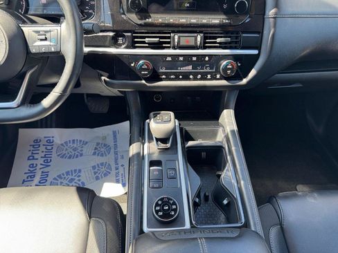 Used 2025 Nissan Pathfinder SL AWD/4WD image 11