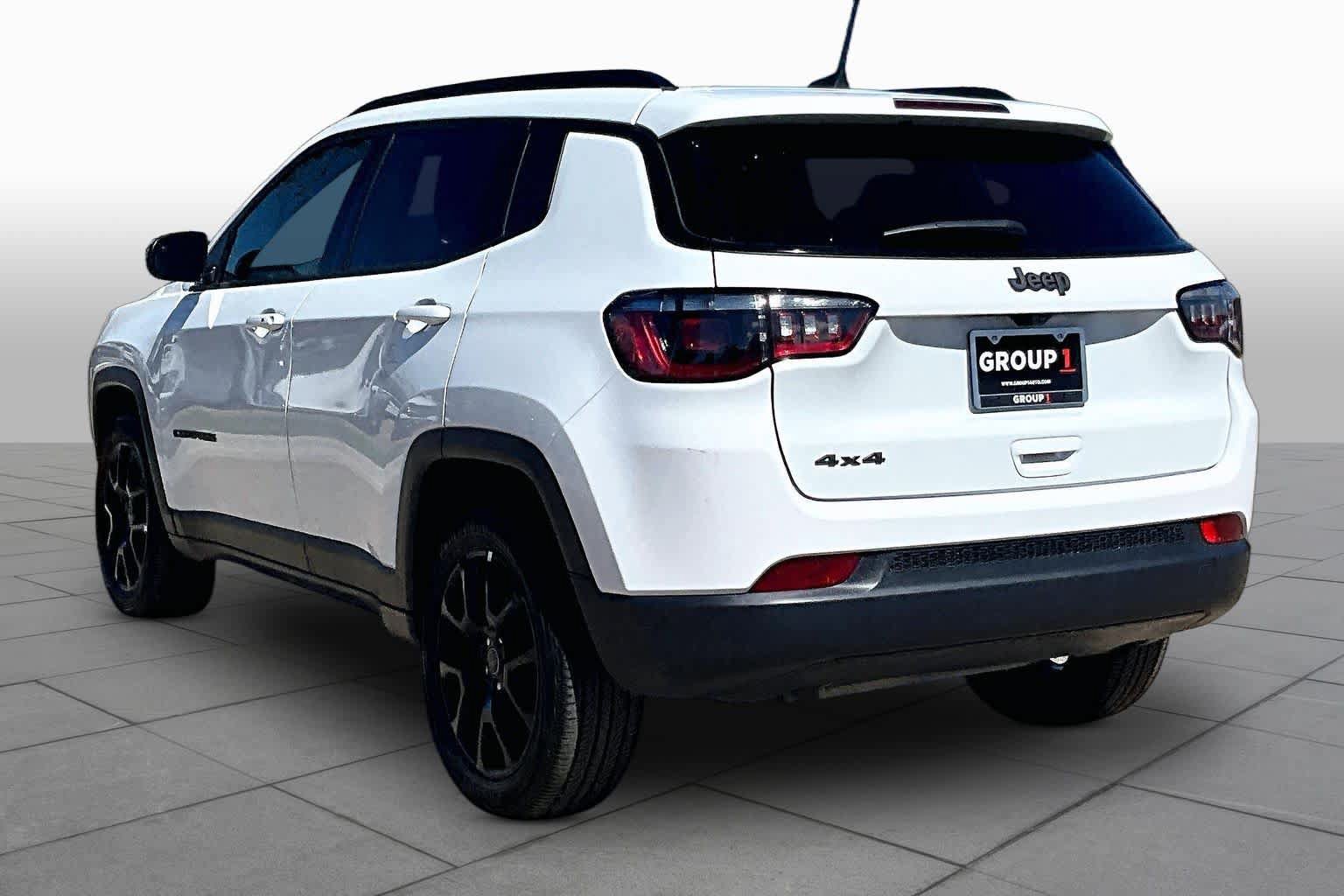 Used 2025 Jeep Compass Latitude w/ Altitude Special Edition AWD/4WD image 4