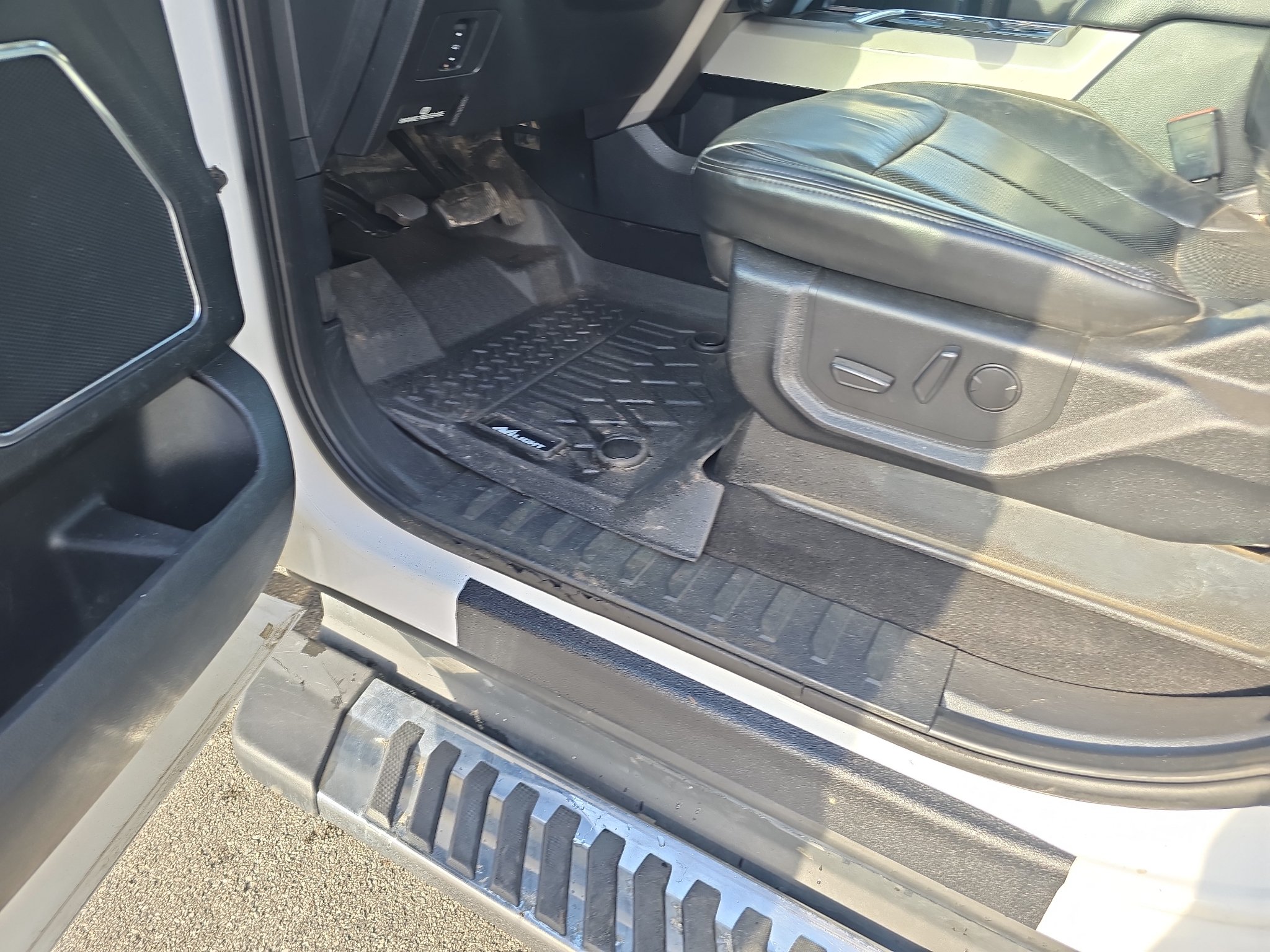 Used 2020 Ford F350 Lariat w/ Lariat Value Package AWD/4WD image 14