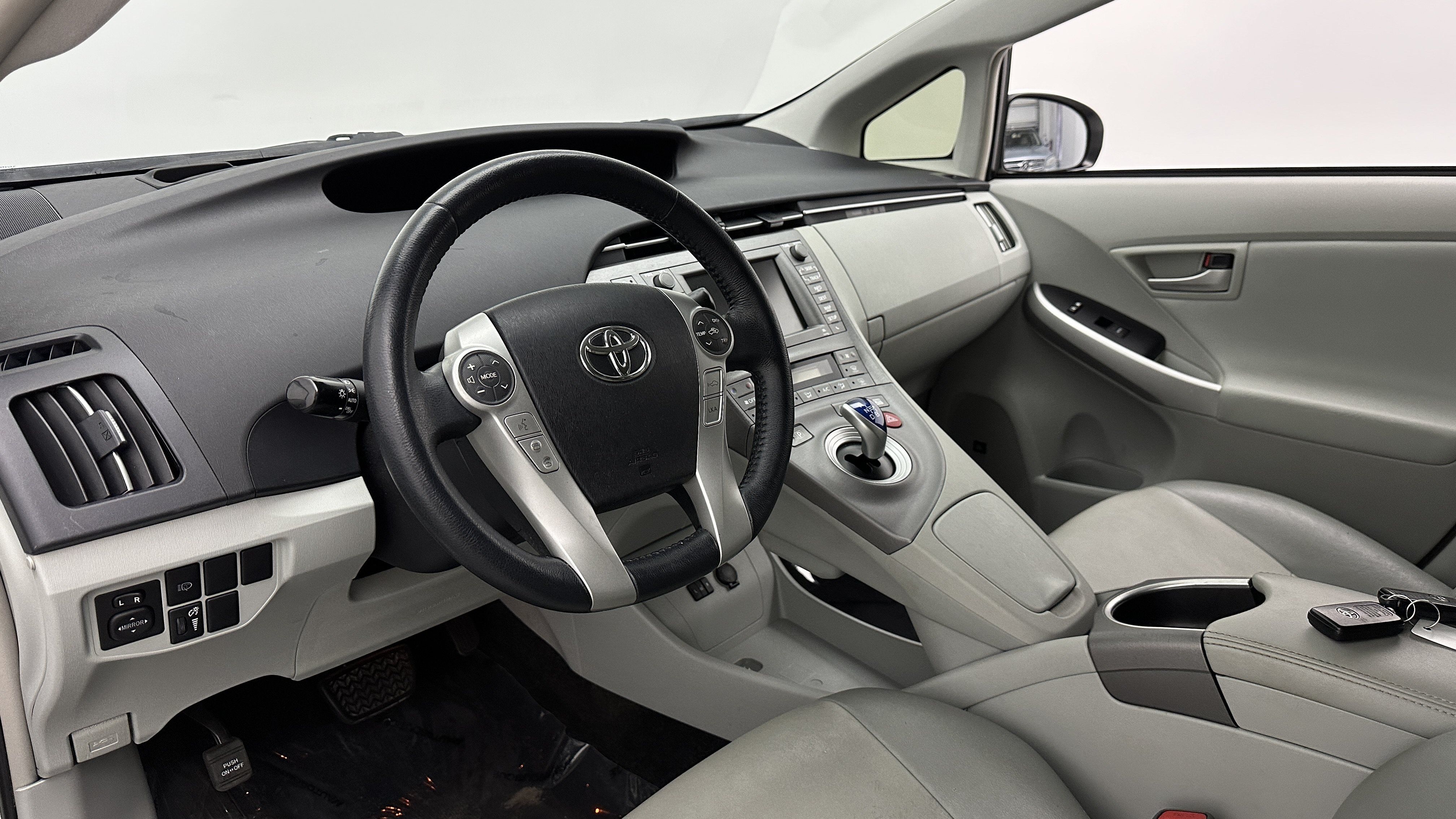 Used 2015 Toyota Prius Five w/ Advanced Technology Package FWD image 11