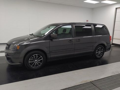 Used 2016 Dodge Grand Caravan SXT FWD image 2