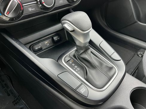 Used 2025 Kia Soul LX w/ LX Technology Package FWD image 39