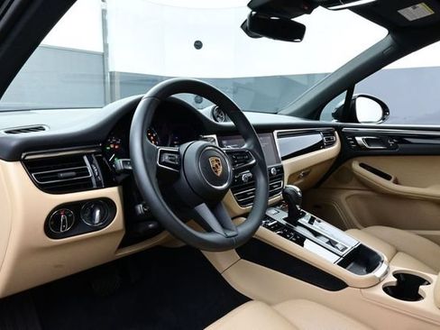 Certified 2025 Porsche Macan AWD/4WD image 4