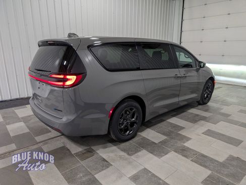 Used 2022 Chrysler Pacifica Touring-L w/ S Appearance Package image 4