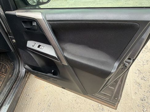 Used 2018 Toyota RAV4 LE FWD image 18
