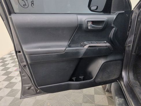 Used 2016 Toyota Tacoma TRD Sport image 35