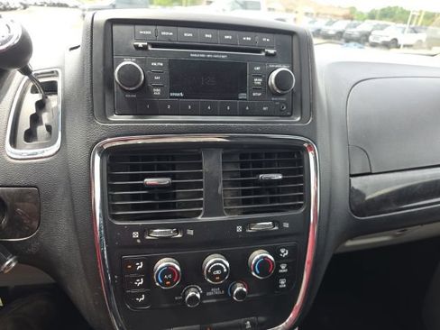 Used 2016 Dodge Grand Caravan SXT FWD image 19