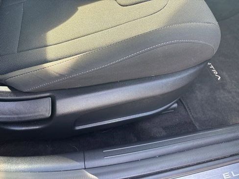 Used 2025 Hyundai Elantra SE image 36