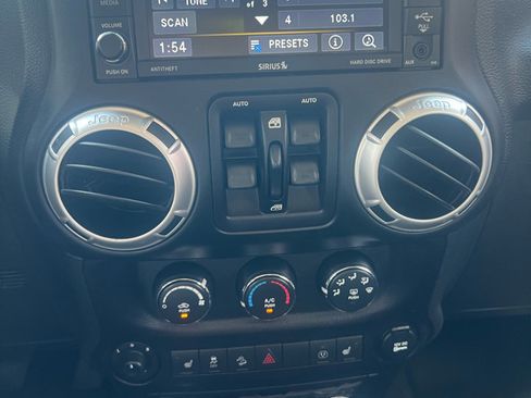 Used 2017 Jeep Wrangler Unlimited Rubicon w/ Connectivity Group image 13