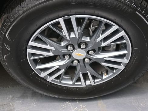 Used 2025 Chevrolet Traverse LT image 30