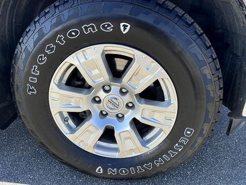 Used 2018 Nissan Titan SV w/ SV Convenience Package image 12