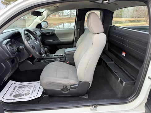 Used 2017 Toyota Tacoma SR image 10