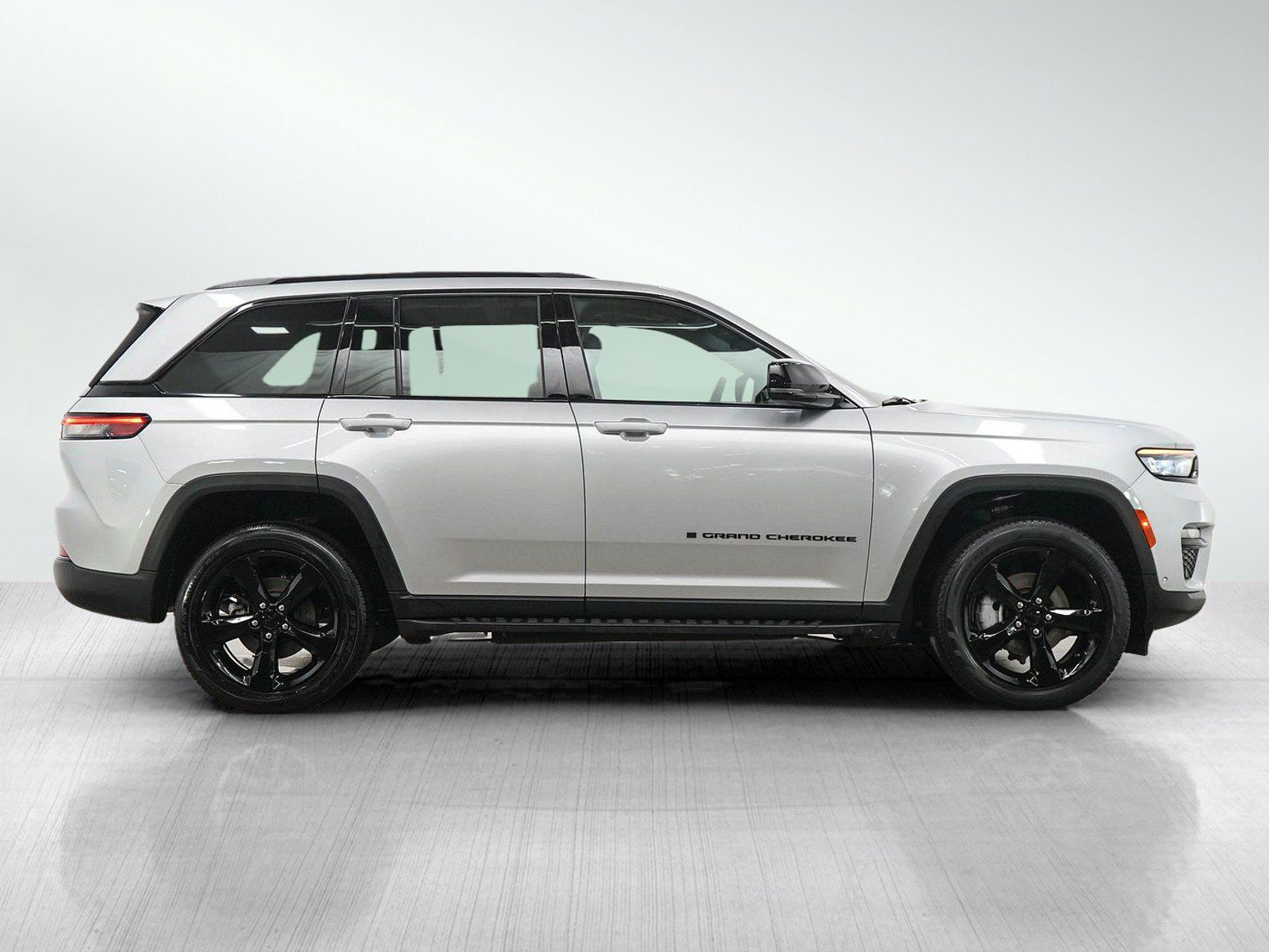 Used 2024 Jeep Grand Cherokee Limited w/ Luxury Tech Group II AWD/4WD image 6