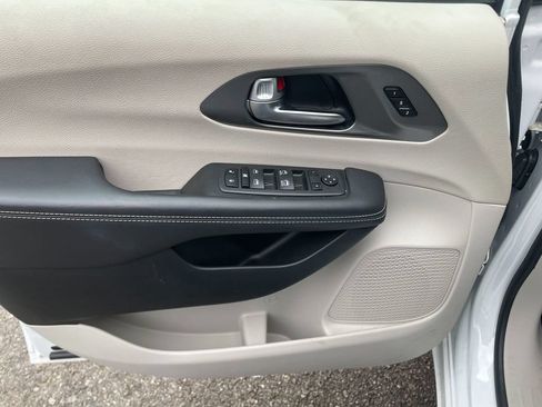Used 2024 Chrysler Pacifica Touring-L FWD image 11