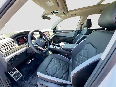New 2024 Volkswagen Atlas Peak Edition SE image 20