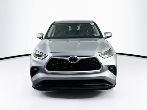 Used 2021 Toyota Highlander LE AWD/4WD image 2