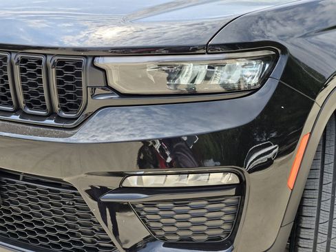 New 2025 Jeep Grand Cherokee Limited w/ Black Appearance Package image 8
