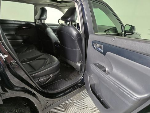 Used 2022 Toyota Highlander XLE AWD/4WD image 13