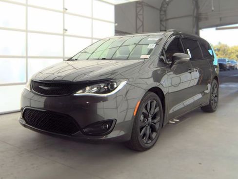 Used 2020 Chrysler Pacifica Limited w/ S Appearance Package FWD image 4
