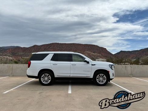 Used 2024 GMC Yukon SLT AWD/4WD image 3