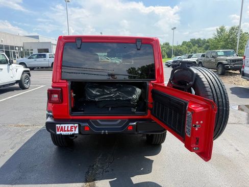 Used 2025 Jeep Wrangler Unlimited Sahara AWD/4WD image 43