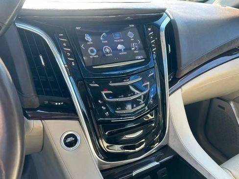 Used 2017 Cadillac Escalade ESV Premium Luxury AWD/4WD image 29