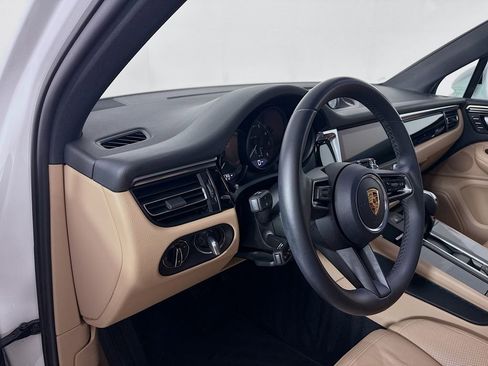 Certified 2023 Porsche Macan AWD/4WD image 4