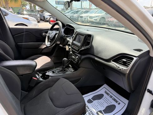 Used 2019 Jeep Cherokee Latitude w/ Popular Appearance Group FWD image 17