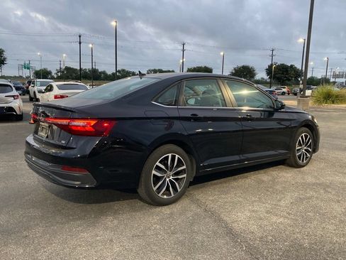 Used 2025 Volkswagen Jetta SE FWD image 4