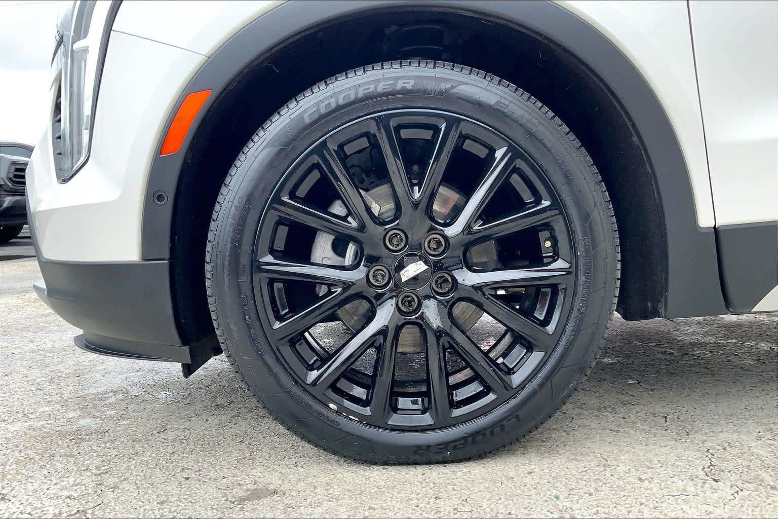 Used 2023 Cadillac XT4 Premium Luxury w/ LPO, Onyx Lite Package FWD image 8