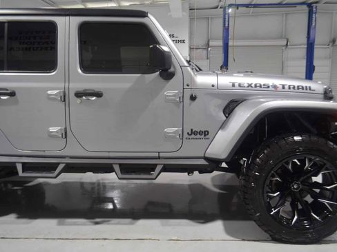 Used 2021 Jeep Gladiator Sport image 7