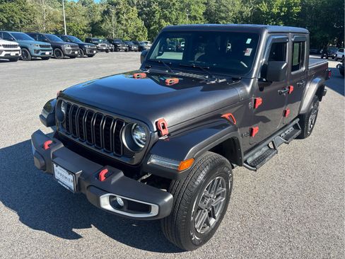 Used 2024 Jeep Gladiator Sport AWD/4WD image 4